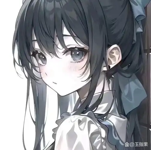 她微笑着做出比心手势,这一刻,仿佛时光倒流,青春的气息在她身上重新