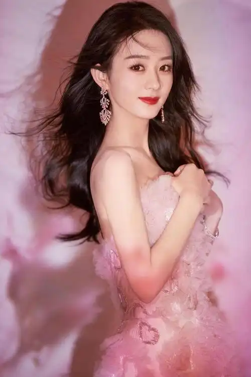 赵丽颖美出新高度古风连衣裙举纸伞眼神依旧少女感十足