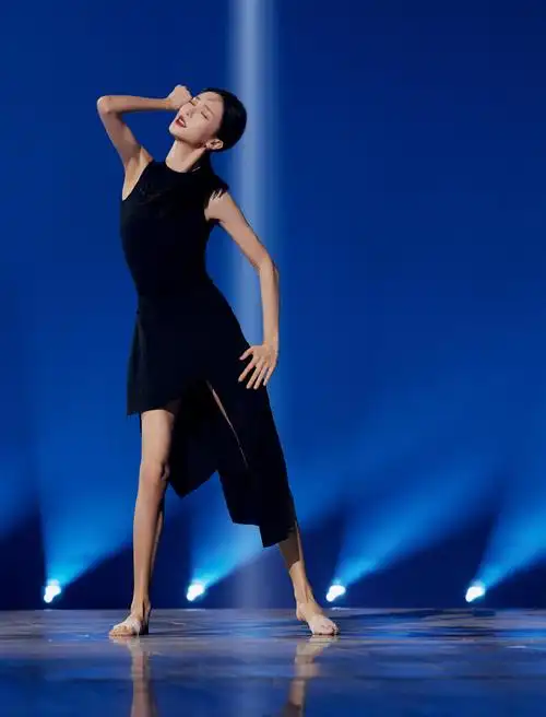 金晨光脚跳易燃易爆炸舞台上霸气秀一字马