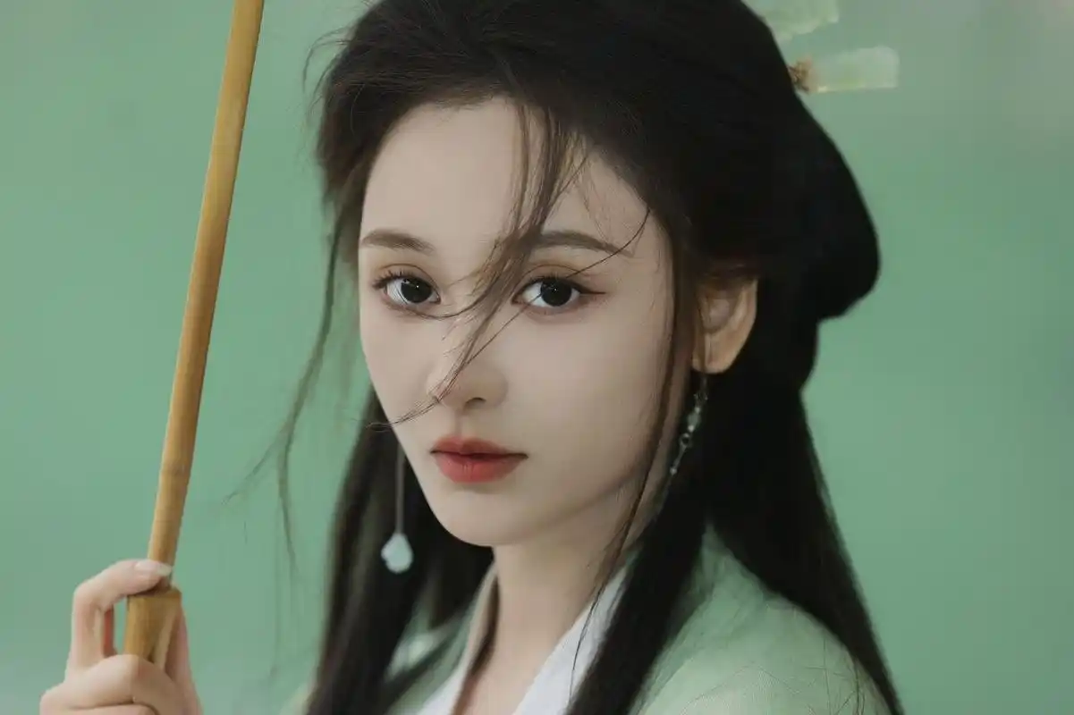 王一菲清冷感古风写真# 好喜欢这种清冷美人,王一菲穿着绿色的古