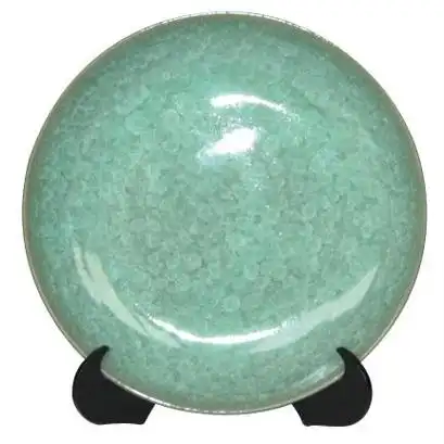 p>冰裂纹瓷器是汉族传统名瓷.