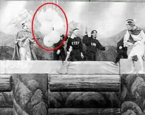 她是黄家驹前女友, 曾在葬礼大闹灵堂, 至今未嫁只因曾做亏心事?