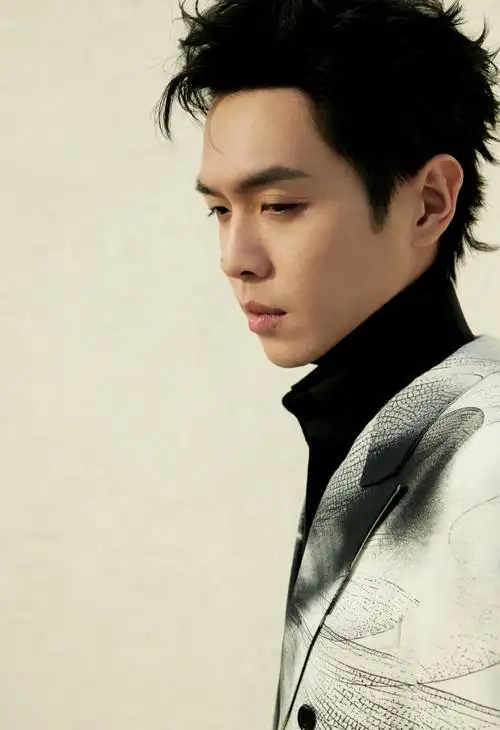 张若昀超话#微博视界大会#青墨微寂染成一色,暗自抬眸遣来清欢.