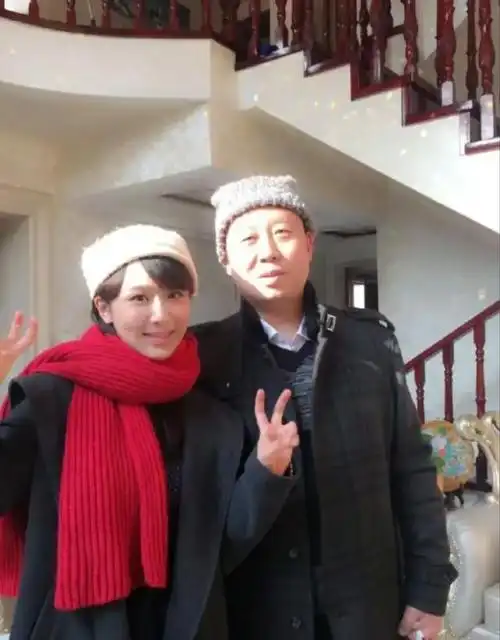 杨紫爸妈去了微博之夜,在台下看着女儿领奖,一家人颜值都好高!