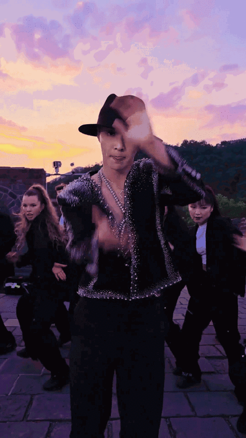 张艺兴果然是个"舞蹈机器"每一个动作都精准到位,充满力量和节奏感.