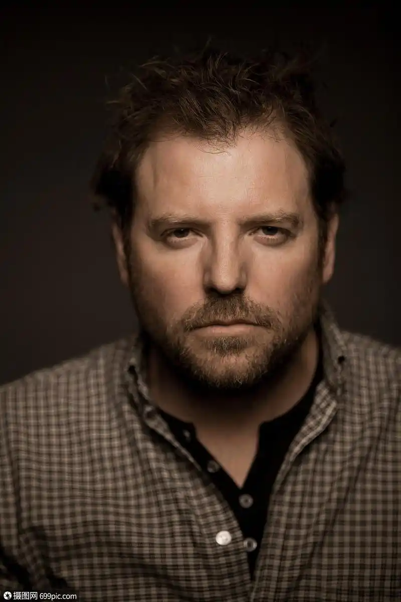 严肃人物特写镜头