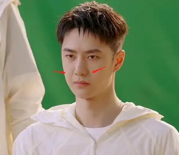 王一博最新视频脸圆脖子粗,滤镜遮不住法令纹,疑因健身变壮