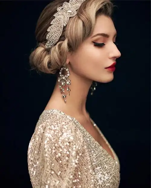 复古的妆容和发型会显得新娘更加精致,搭配复古的发饰就好似欧式古堡