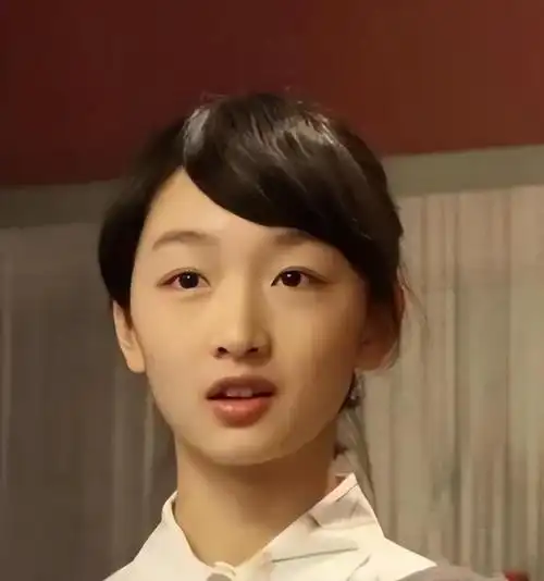 金鸡一夜,坐"大佬"堆里的周冬雨,让所有人见识了她的"咖位"