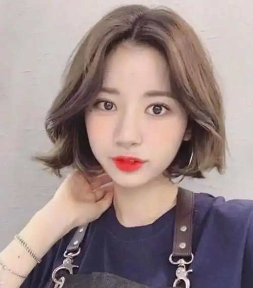 03自然卷短发当然,如果你属于发量比较少的女生,这种微烫短卷发对你