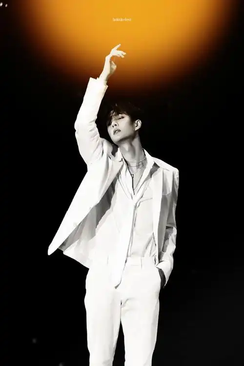 王一博舞台照,神的孩子在跳舞