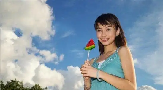 angelababy杨颖14岁青涩写真,照片中ab身穿淡蓝色的连衣裙,带着那个