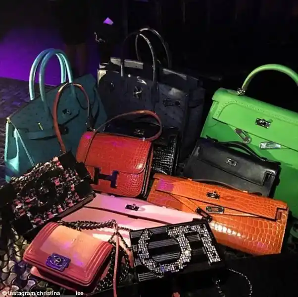 中国女富二代网上晒照炫富