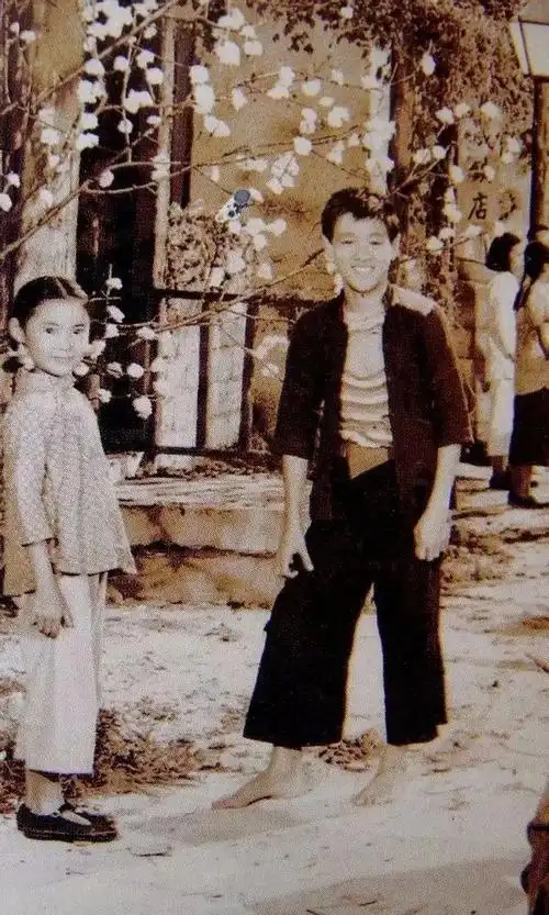 7岁时,她接演了电影《孤星血泪》,此片和当时的功夫巨星李小龙合演.