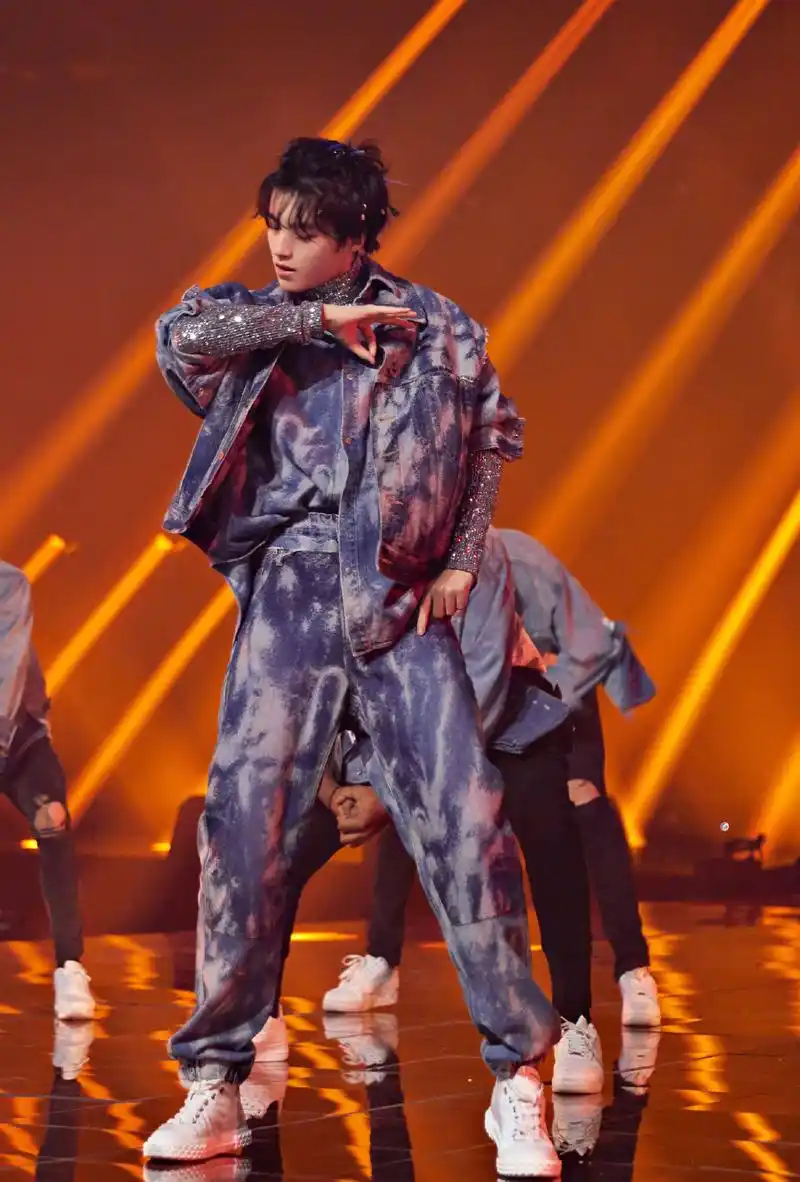 > 王俊凯牛仔套装潮酷写真图片(7/12)