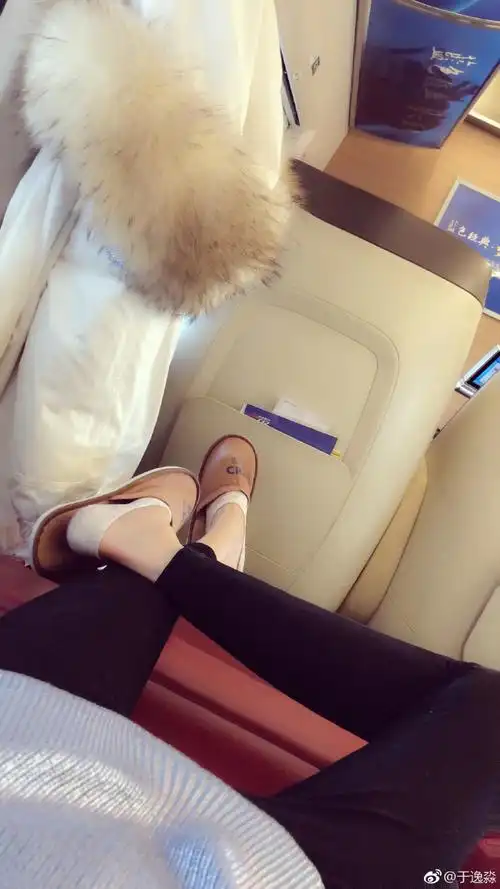 出门太着急 船袜上脚