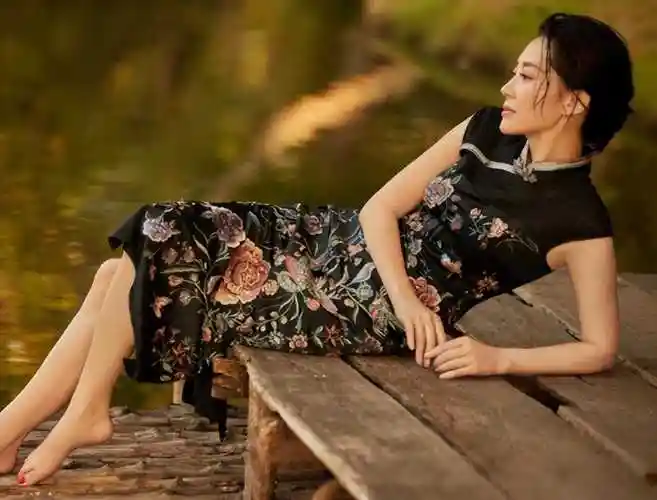 55岁风韵犹存老少通吃未婚的许晴越老越迷人