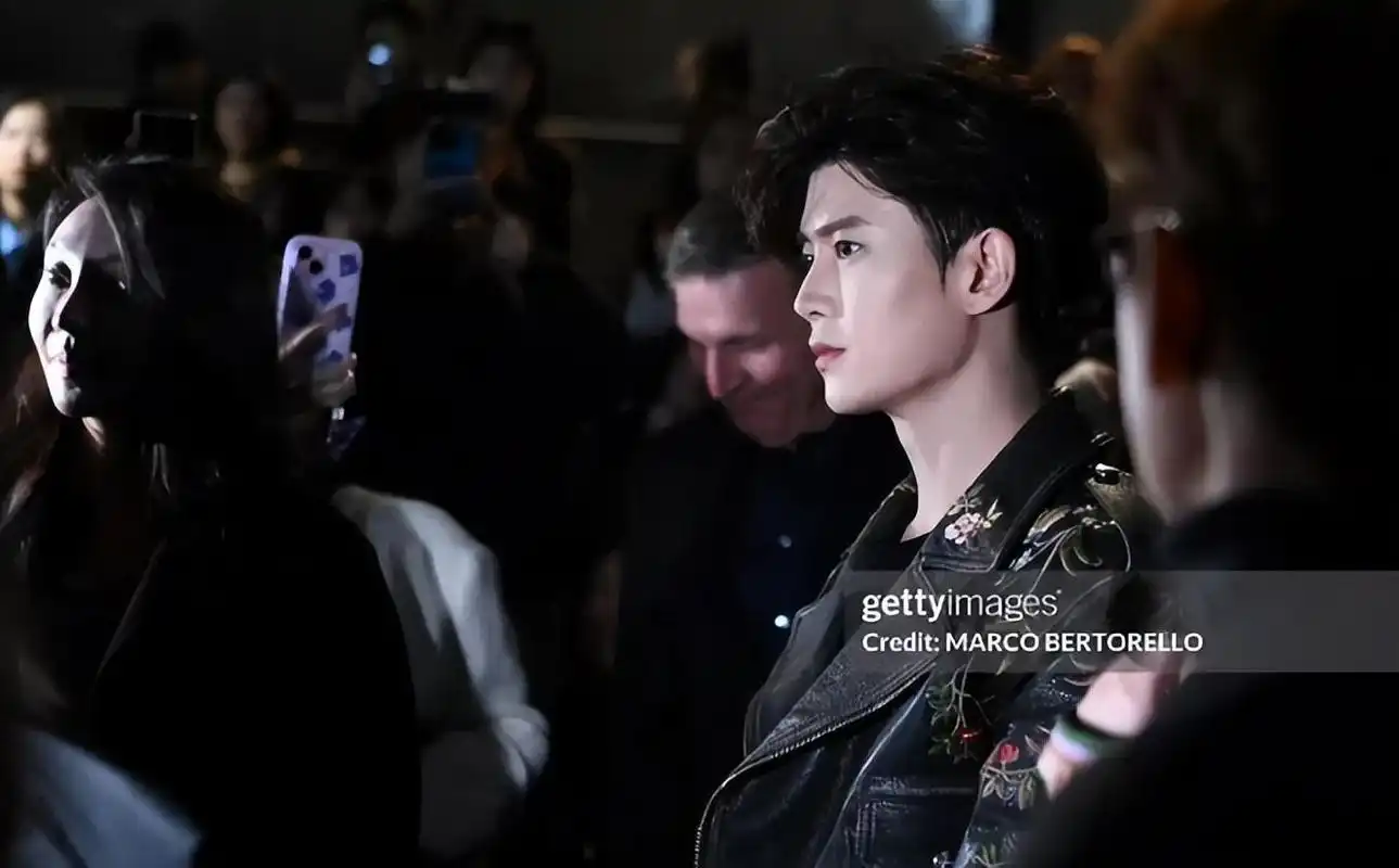 看完32岁肖战和34岁任嘉伦秀场生图才明白什么叫顶级骨相