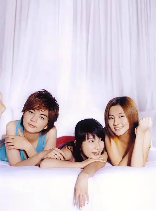 闲来无事,看了selina原来的照片,觉得她是she颜值最高的