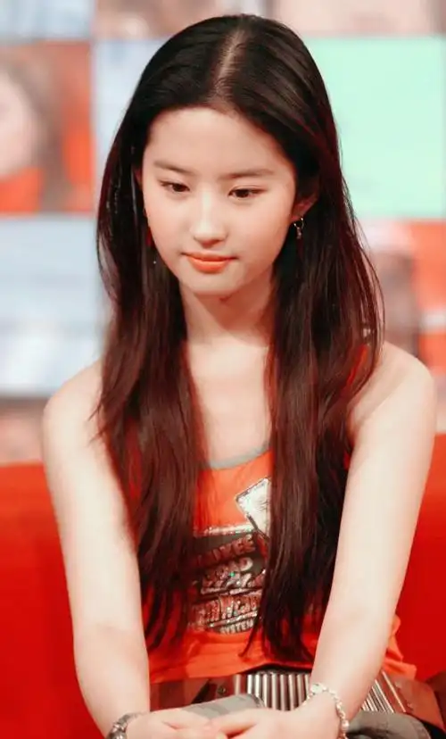 刘亦菲橙色t恤图片分享曾经的她又萌又甜