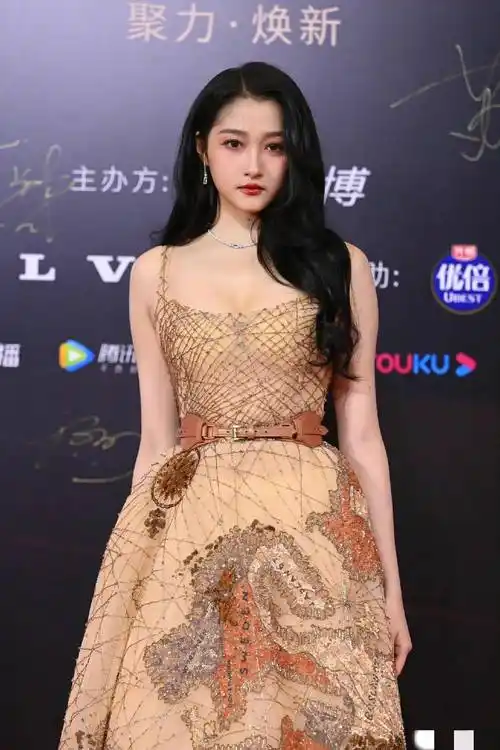 关晓彤最新红毯造型 一袭落叶棕刺绣礼服典雅浪漫,这次终于穿对了