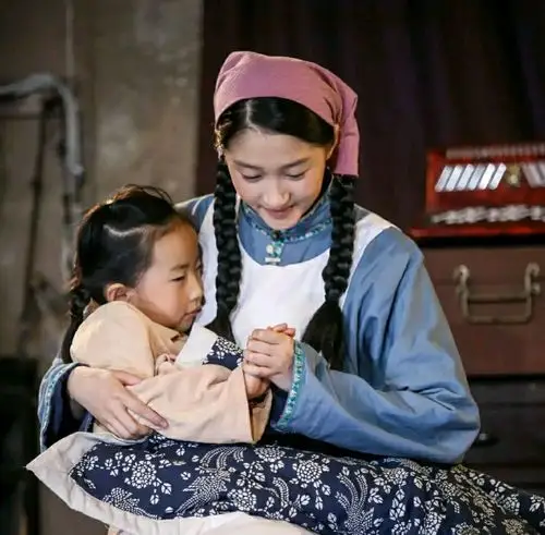 23岁关晓彤演28个孩子的妈终究还是剧本错付了