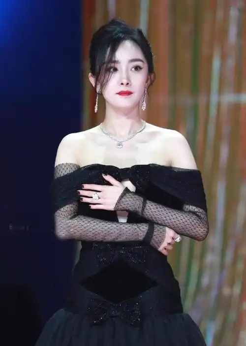 杨幂拾光盛典造型好辣生图美艳首次尝试深v签名笔写不出字反应好憨