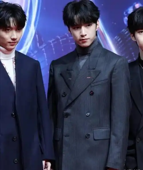 时代少年团tmea全员穿黑色西装刘耀文抗住了生图严浩翔自带贵气