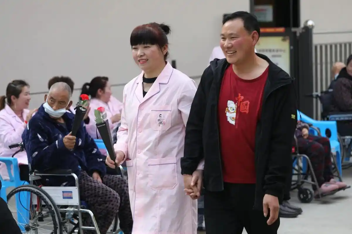 和老公一起上班一起下班,一起照顾老人们养老院日常 #愿天下 - 抖音