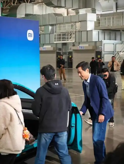 在小米su7震撼上市的盛大发布会期间,雷军凭借个人魅力与品牌影响力