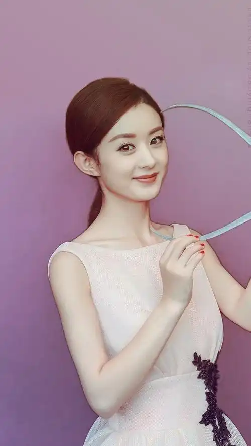 赵丽颖可爱的小圆脸,时尚万分!