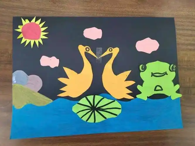 将剪纸与轴对称结合在一起,帮助同学们进一步加强对轴对称图形的认识