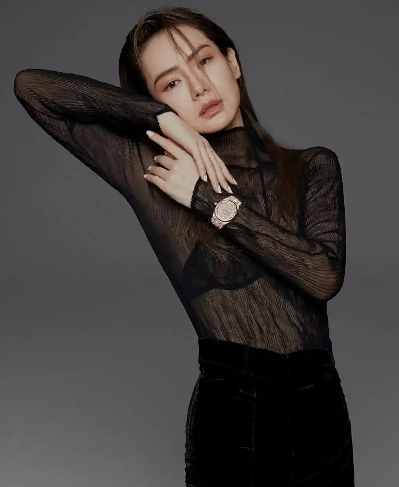 戚薇登杂志封面,"狮王"发型太狂野,一般人真不敢尝试_时尚