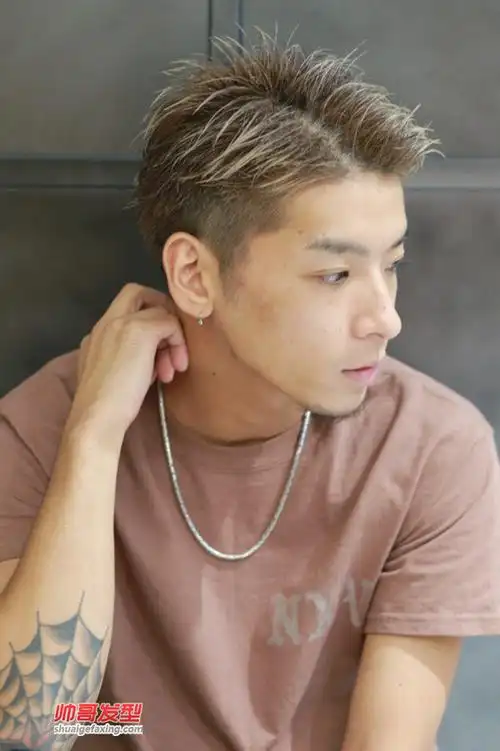 不一样的日式男生发型 露额头掀刘海酷帅男生短发(2)