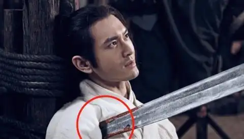这个镜头里的黄晓明,这有人都拿剑刺他了,他竟然没有流一滴血,那剑上