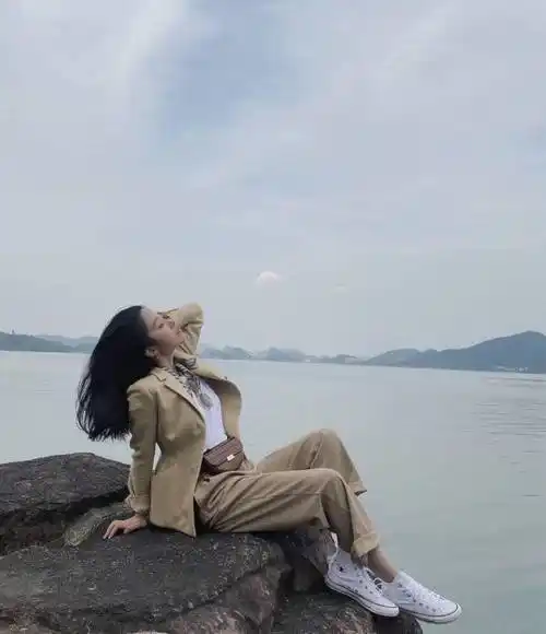 陈金飞真的捡到宝了,杨采钰海边照玉女气息十足,不是粉也在疯狂舔屏