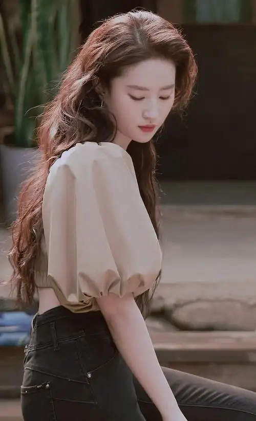 刘亦菲长发飘飘优雅恬静写真,肤白貌美,玲珑精致!