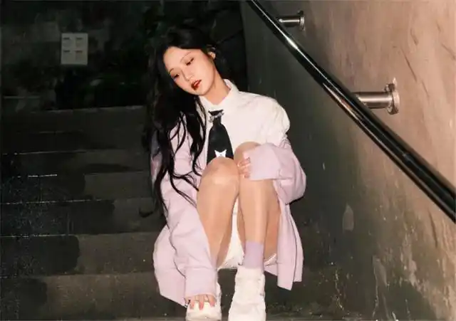 继百星杨幂后陈意涵也来王者公益赛了反光袜出镜不输腿姐