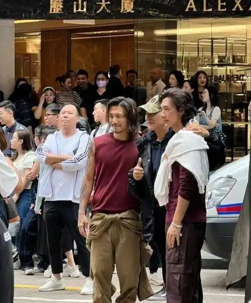 谢霆锋新剧路透,卷发造型被指像流浪汉,与此沙同框暴露身高_霍汶希