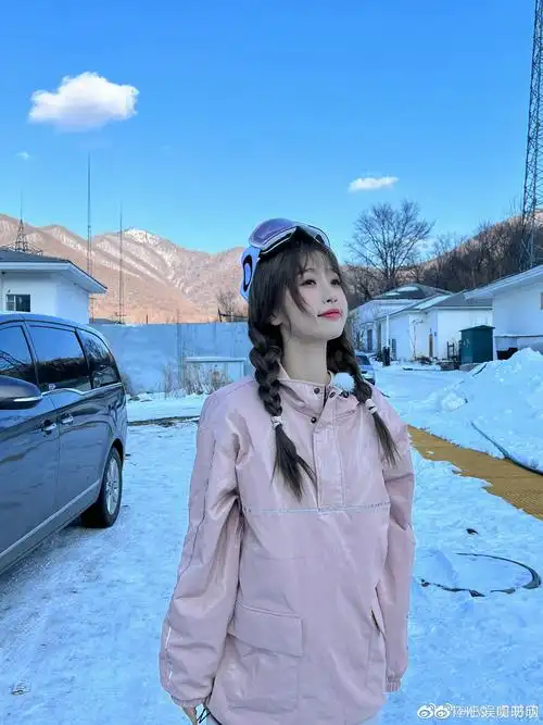 虞书欣滑雪场plog粉粉嫩嫩好可爱每一张照片都很灵动