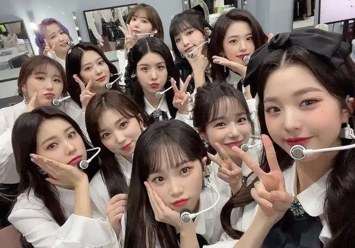 韩女团izone最后合体照公开12名成员对镜头比v