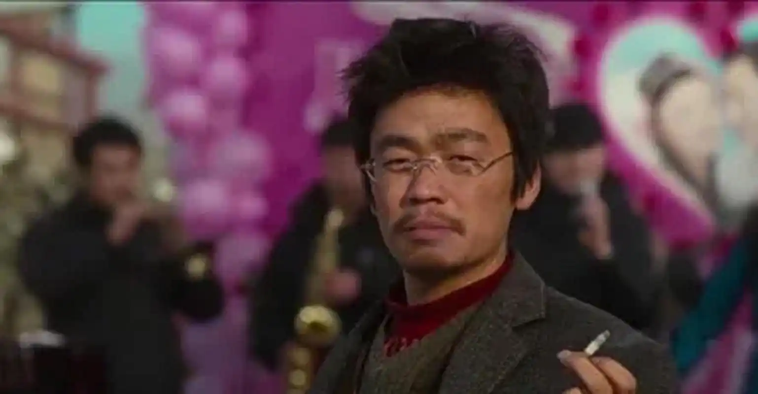 刚开始别人给他雪茄,虽然他不会抽,但强忍着抽