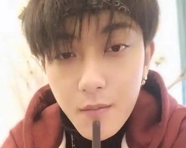 黄子韬很爱化妆,那么不化妆后的他是什么容貌呢?