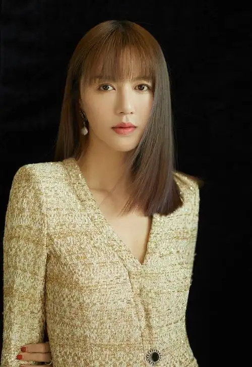 简介:谭维维金色编织高叉裙性感图片,分享一组谭维维图片给大家,图中