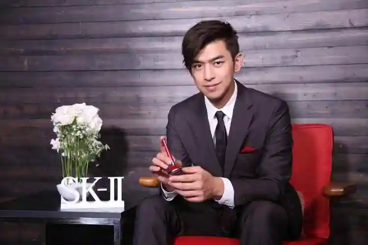 陈柏霖长发造型上热搜 帅气出席活动感受黑科技