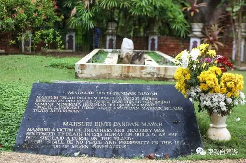 墓园里的水池,墓碑以及墓冢都是用岛上盛产的白色大理石雕砌而成,造型