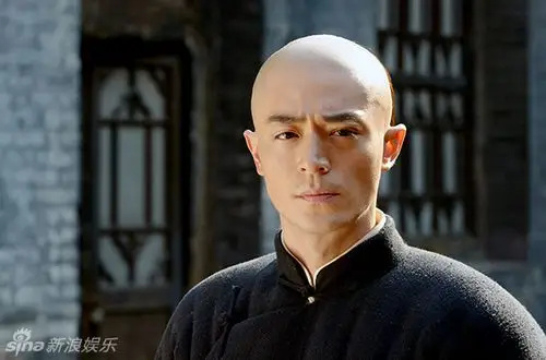 霍建华光头造型迎新年 神清气爽