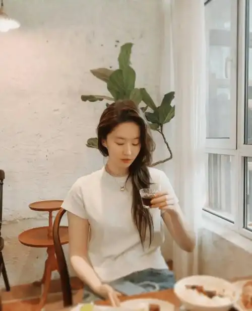 照片中的刘亦菲素颜出镜,不愧是素颜的神,加上一头羊毛卷,简直可以