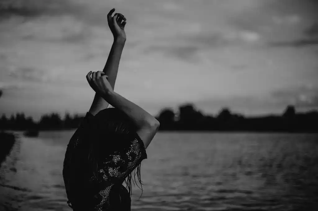 欧美风黑白女生,高清图片,电脑桌面-壁纸族