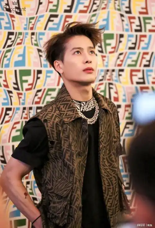 王嘉尔生图有多帅五官精致气质出众行走的盛世美颜